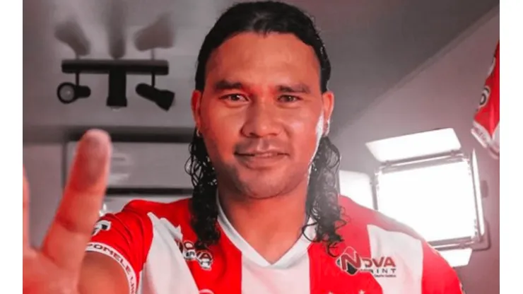 El Gullit Peña con el uniforme del Vida de Honduras.