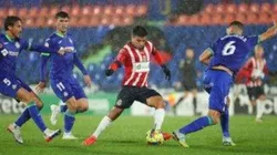 Fernando Nene Beltrán en medio de tres defensas del Getafe.