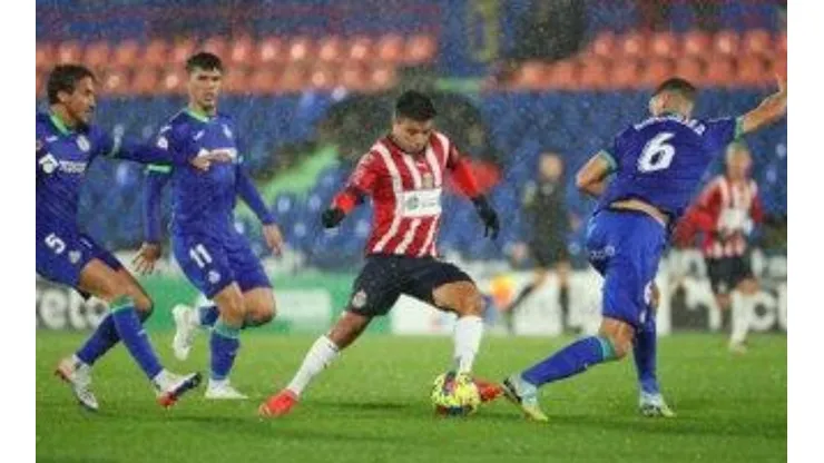 Fernando Nene Beltrán en medio de tres defensas del Getafe.