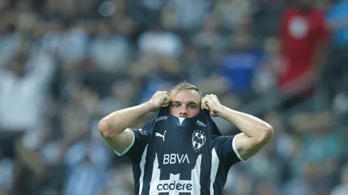 Janssen en lamento con la camiseta de Rayados.