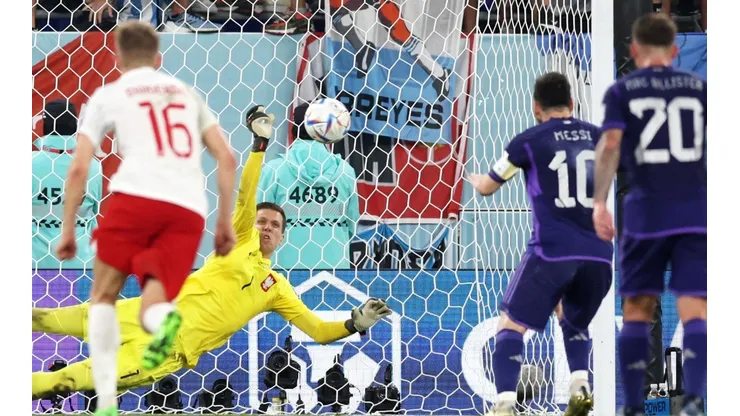 Messi pierde un penalti contra Polonia.