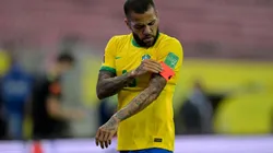 ¿Por qué Dani Alves no es titular en Brasil vs. Suiza?