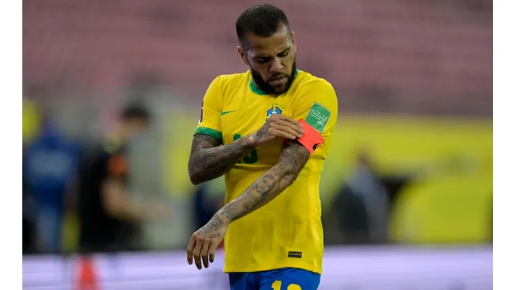 ¿Por qué Dani Alves no es titular en Brasil vs. Suiza?