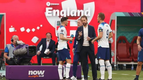 El DT inglés Gareth Southagate con Jason Mount y Harry Kane.