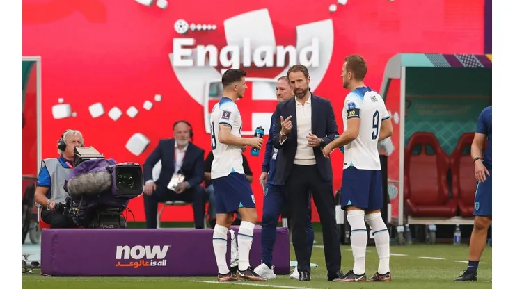 El DT inglés Gareth Southagate con Jason Mount y Harry Kane.
