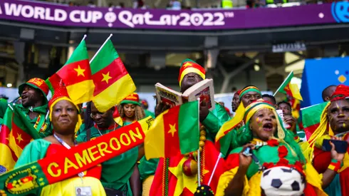 Aficionados de Camerún en el primer partido de Qatar 2022.