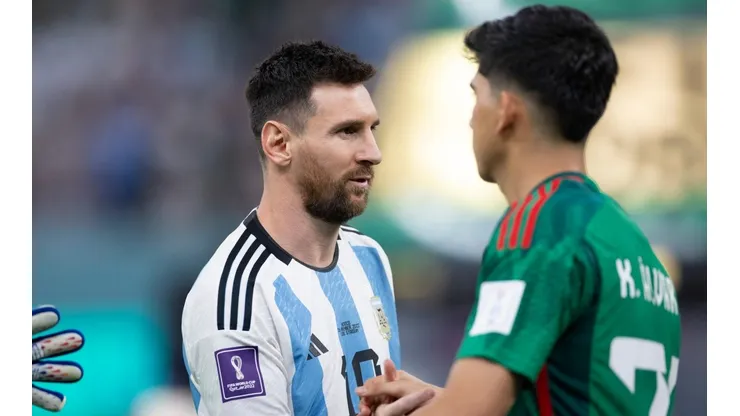 El saludo entre Lionel Messi y Kevin Álvarez.