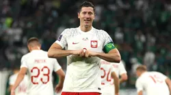 Fan del éxito: Tras el gol de Lewandowski, un saudí se sacó la playera de su país y mostró la de Polonia