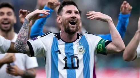 Lionel Messi lidera el festejo de Argentina tras la victoria contra México.