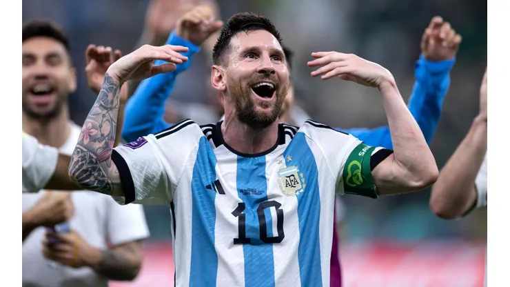 Lionel Messi lidera el festejo de Argentina tras la victoria contra México.