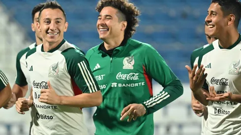 Guillermo Ochoa entre Andrés Guardado y Luis Romo en entrenamiento de la selección mexicana.