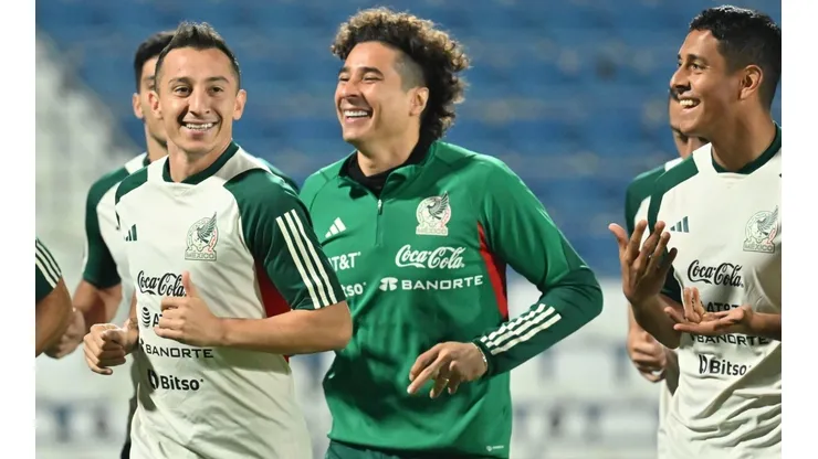 Guillermo Ochoa entre Andrés Guardado y Luis Romo en entrenamiento de la selección mexicana.