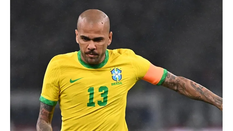 Dani Alves espera por su oportunidad.