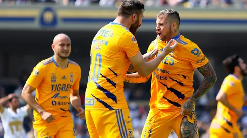 Carlos González, André-Pierre Gignac y Nicolás López en una visita de Tigres a Pumas.