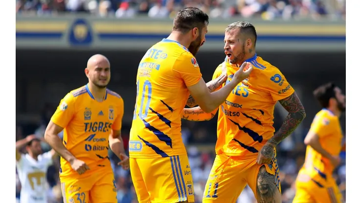 Carlos González, André-Pierre Gignac y Nicolás López en una visita de Tigres a Pumas.