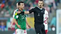 Chucky Lozano reclama al árbitro australiano Christopher Beath.