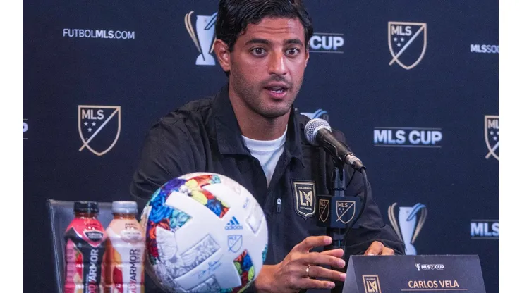 Carlos Vela en una conferencia de prensa en la MLS.