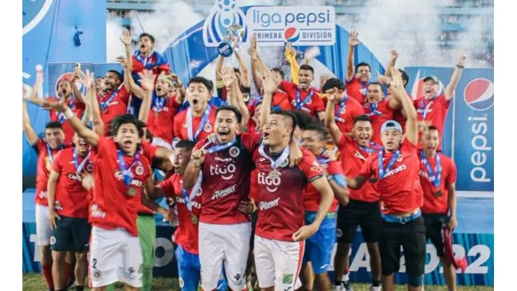 Ex Cruz Azul, América y Santos festejó el título de campeón en El Salvador