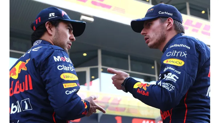La foto de Checo Pérez junto a los pilotos que lo muestra distanciado de Verstappen