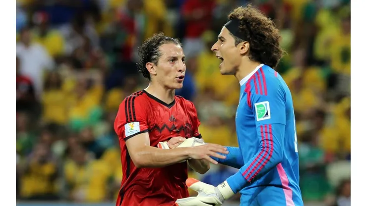 Andrés Guardado y Guillermo Ochoa contra Brasil en el Mundial Brasil 2014.