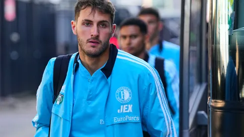 Santiago Giménez previo a un partido del Feyenoord en la Eredivisie.