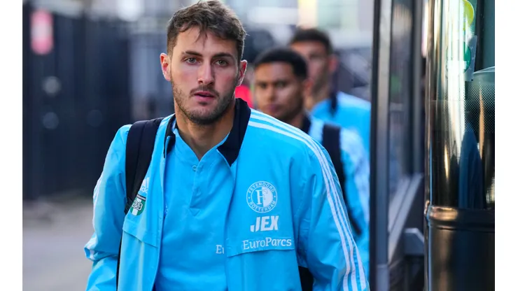 Santiago Giménez previo a un partido del Feyenoord en la Eredivisie.