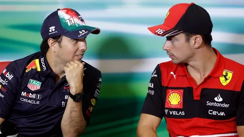 Sergio Pérez y Charles Leclerc luchan por el segundo puesto.