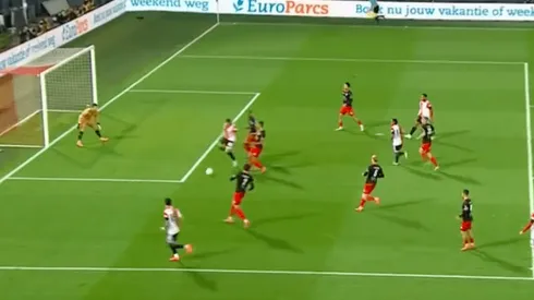 Santi Giménez estuvo cerca de poner el tercero del Feyenoord