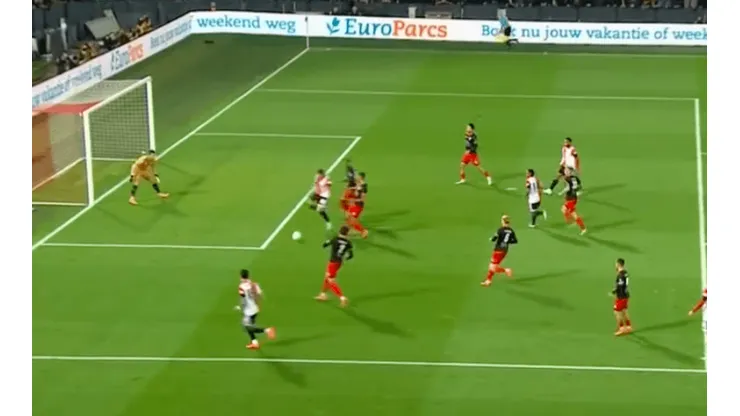 Santi Giménez estuvo cerca de poner el tercero del Feyenoord