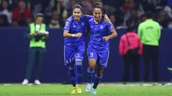 Jacquelin Ovalle y Stephany Mayor celebran la ventaja de las Amazonas.