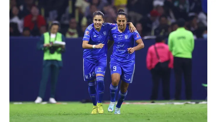Jacquelin Ovalle y Stephany Mayor celebran la ventaja de las Amazonas.
