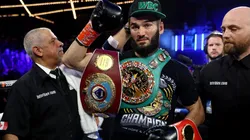 Artur Beterbiev tiene dos rivales en los que pensar antes que en Bivol