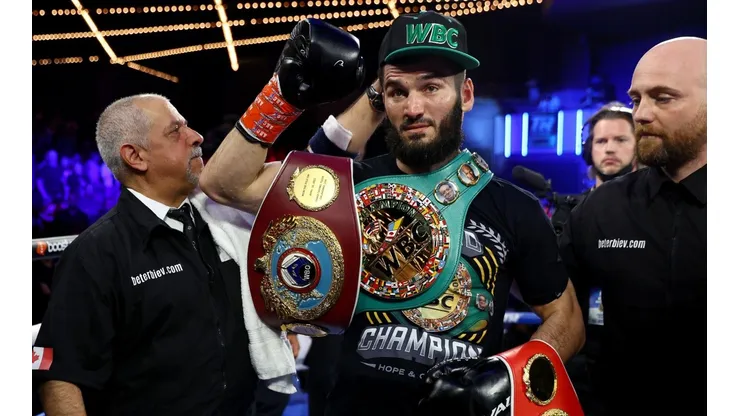 Artur Beterbiev tiene dos rivales en los que pensar antes que en Bivol