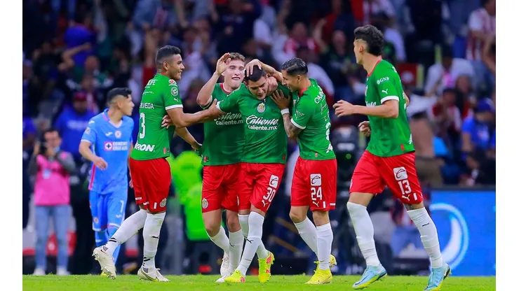 CIUDAD DE MEXICO, MEXICO - OCTUBRE 1: Sergio Adrian Flores (C) del Chivas en festejo con sus companeros despues de anotar el primer gol de su equipo durante el juego de la jornada 17 del Torneo Apertura 2022 de la Liga BBVA MX en el Estadio Azteca el 1 de Octubre de 2022 en Ciudad de Mexico, Mexico. (Foto: Mauricio Salas/JAM MEDIA)