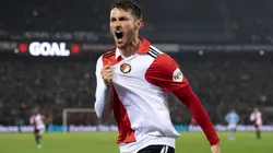 Santi Giménez suma cuatro goles en la Europa League