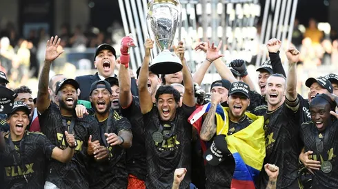 Carlos Vela con la MLS Cup de la temporada 2022.