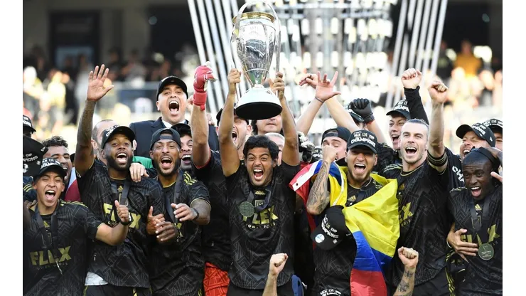 Carlos Vela con la MLS Cup de la temporada 2022.