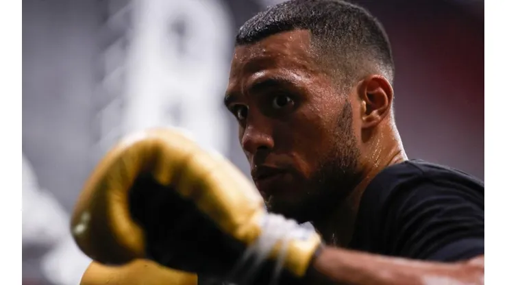 Benavidez marca el round en el que noquearan a Caleb Plant