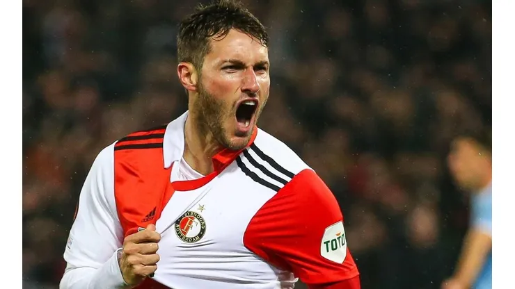 Santiago Giménez celebra su gol con el Feyenoord ante Lazio en la Europa League.