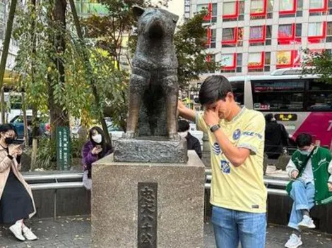 Jurgen Damm le lloró al perro Hachiko en sus vacaciones en Tokio