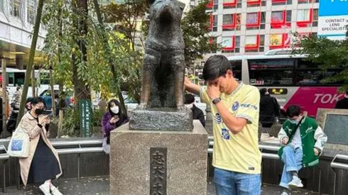 Jurgen Damm ante la estatua en honor del perro Hachiko en Tokyo.