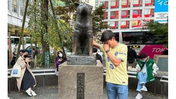 Jurgen Damm ante la estatua en honor del perro Hachiko en Tokyo.