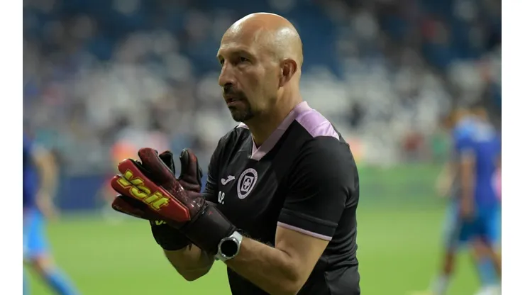Oscar Pérez como entrenador de porteros en el torneo Apertura 2022.