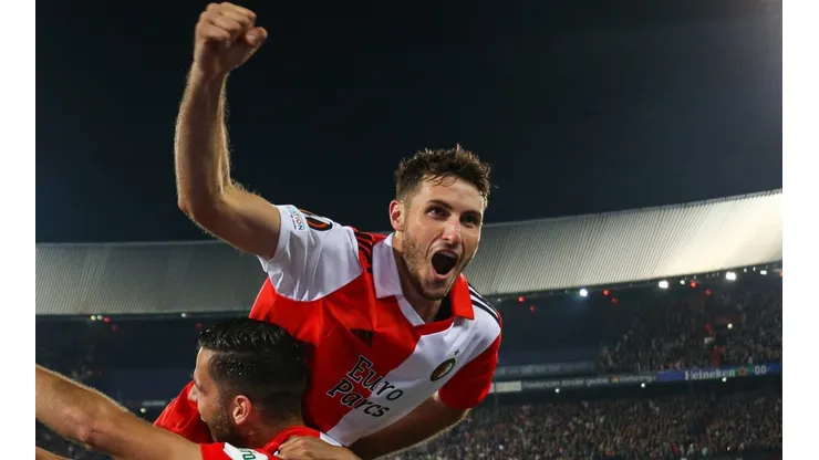 Santi Giménez y un gol que puede darle la clasificación al Feyenoord.