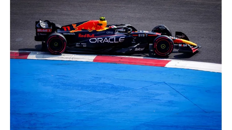 Checo adelantó a Russell para quedar en tercer lugar.