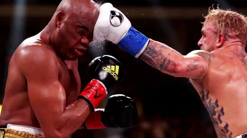 Jake Paul mandó a la lona a Anderson Silva y terminó imponiéndose en las tarjetas