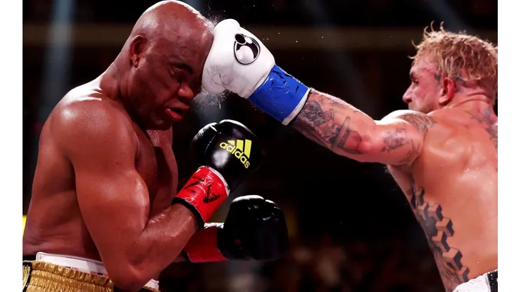 Jake Paul mandó a la lona a Anderson Silva y terminó imponiéndose en las tarjetas