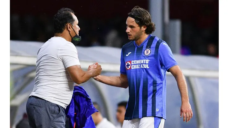 Juan Reynoso y Santiago Giménez en el torneo Apertura 2021.