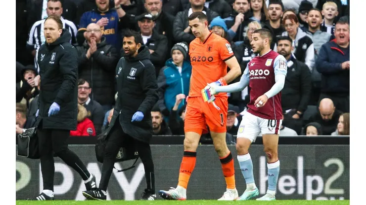 Emiliano Martínez no pudo completar el partido ante Newcastle
