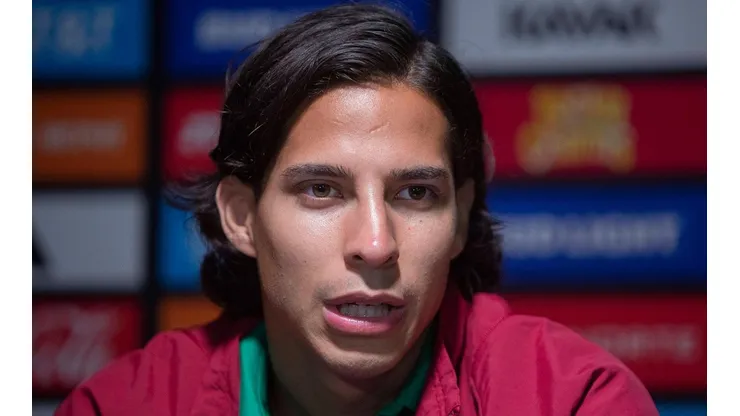 Diego Lainez en una conferencia de prensa con la selección mexicana.